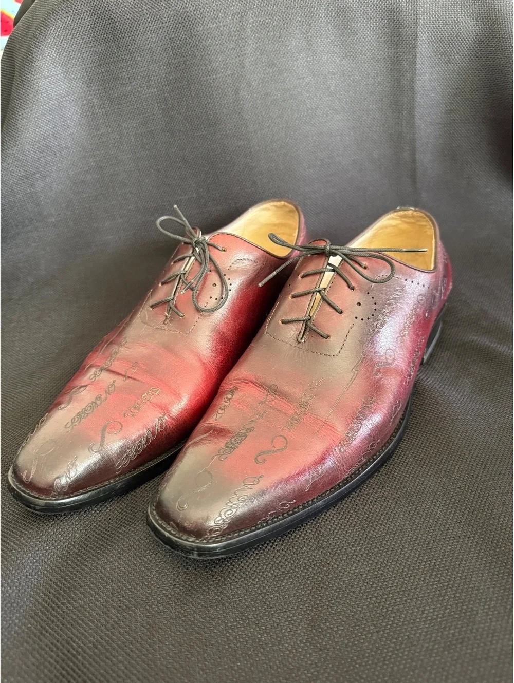 Carrucci Mens Graffiti Script Leather Wholecut Oxfords Burgundy Patina Size 10